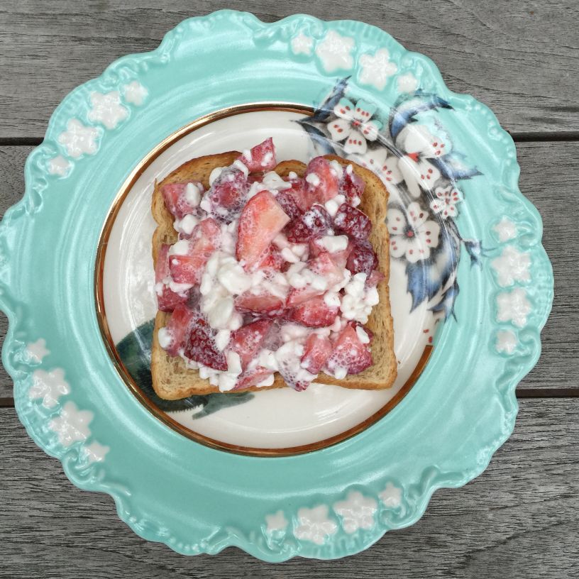 imagen de pan-tostado-con-cottage-y-fresas /  image